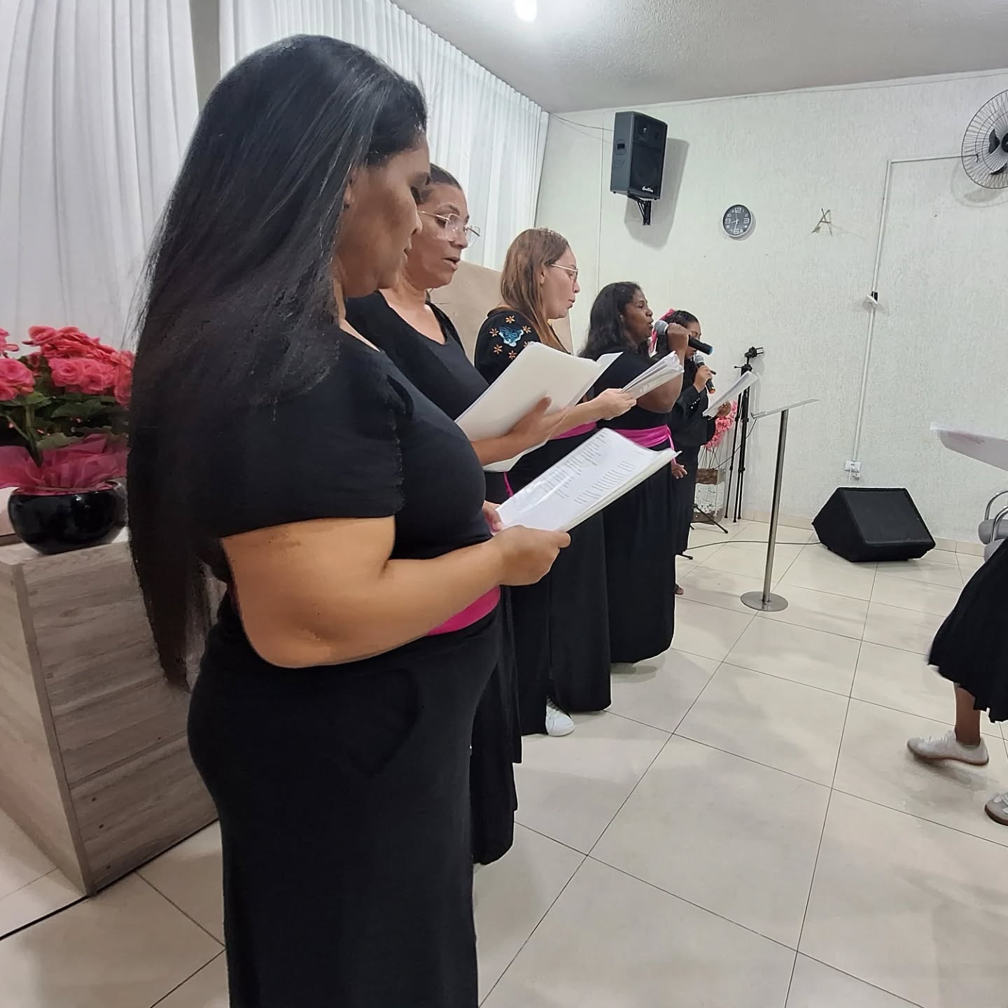 Coral durante apresentação na igreja