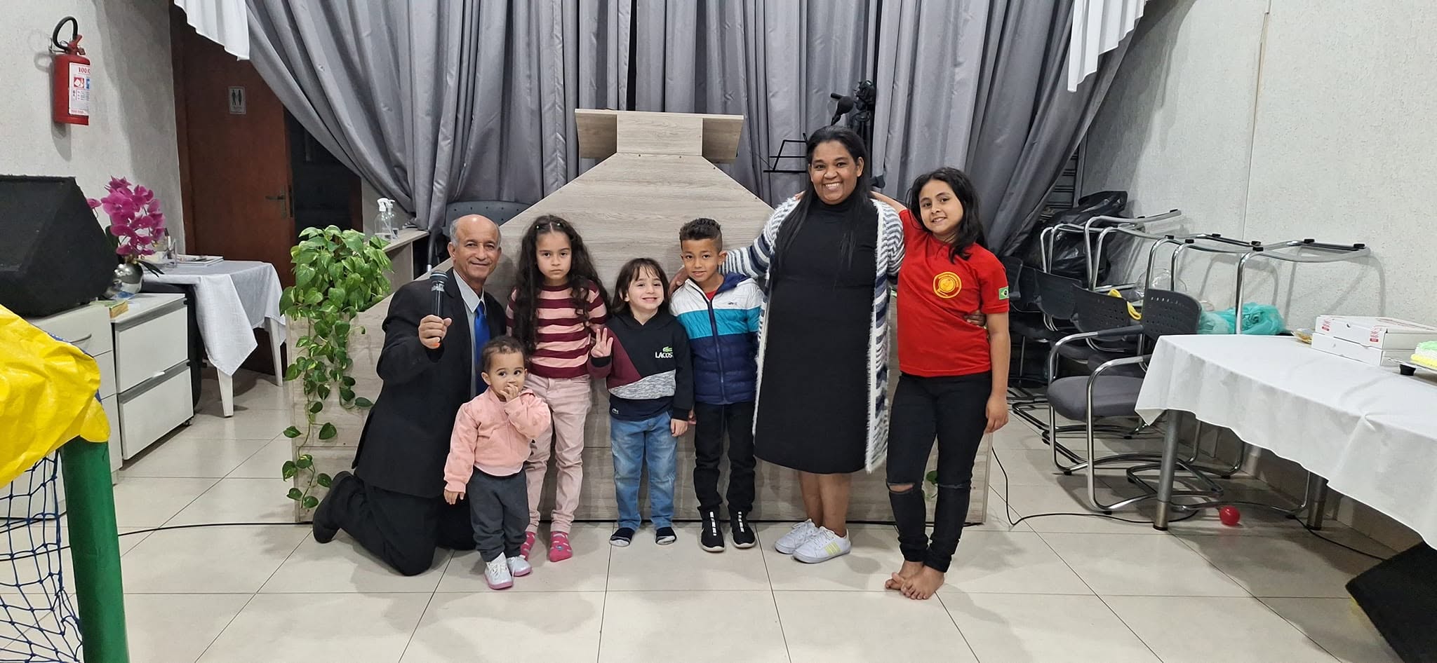 Crianças reunidas em atividade da igreja