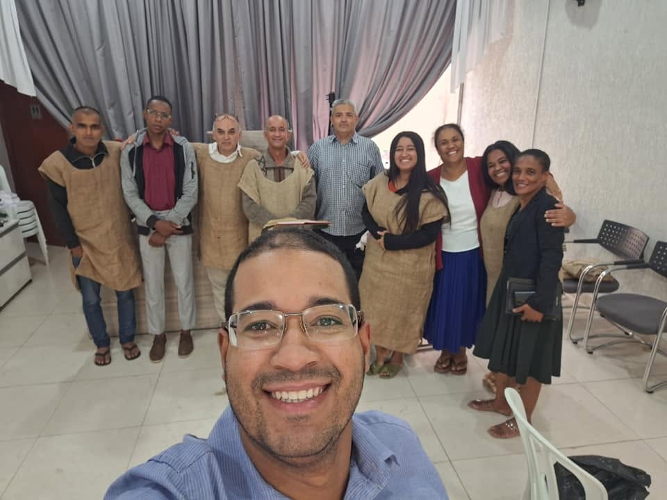 Irmãos reunidos na igreja