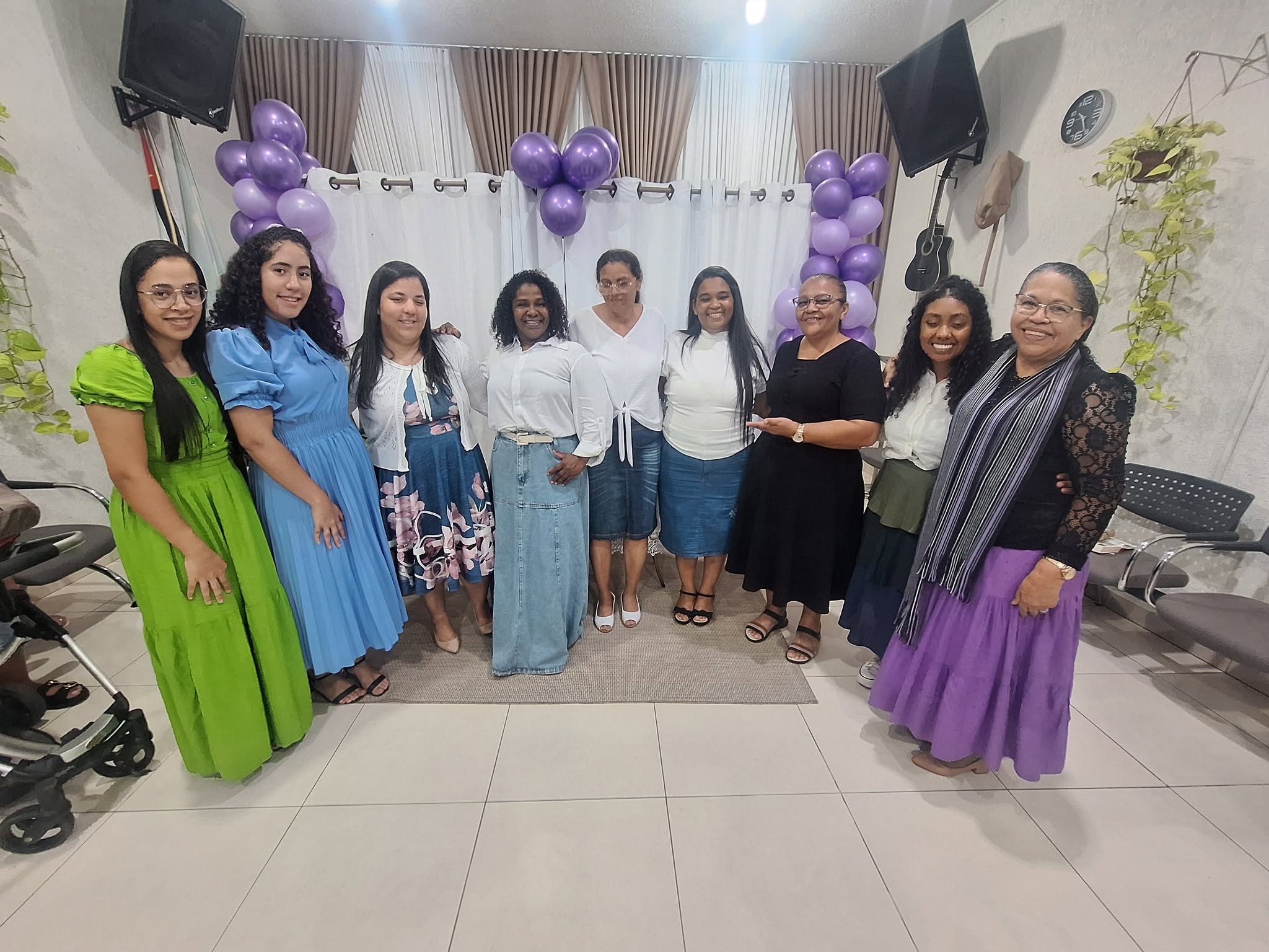 Mulheres reunidas em momento da igreja