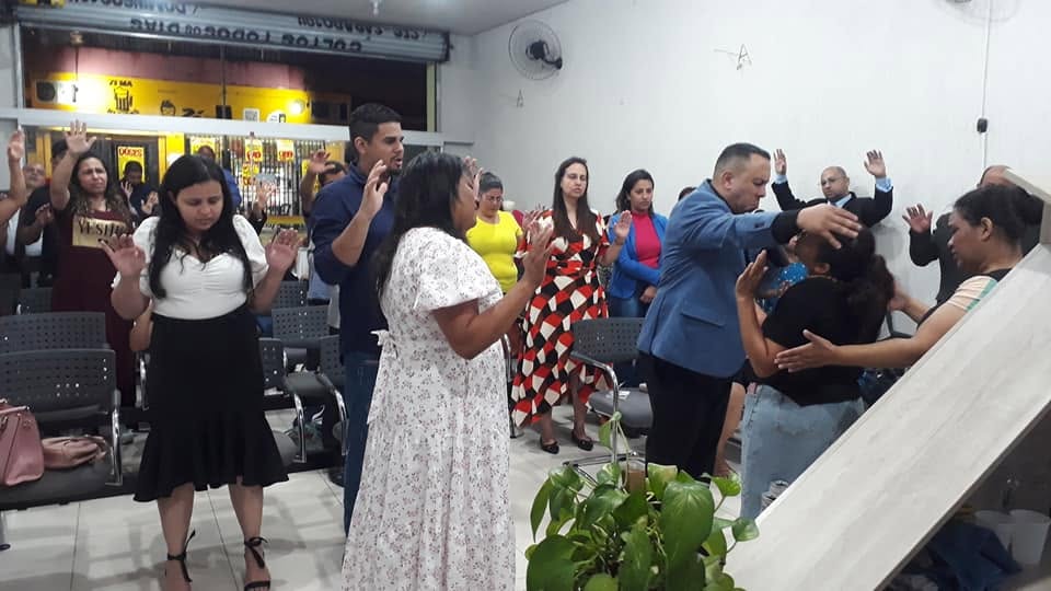 Momento de oração na igreja