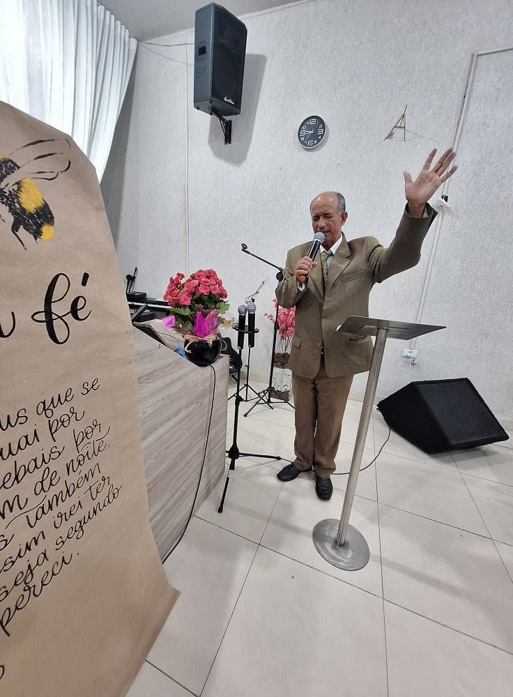 Pastor Sandoval em momento da igreja