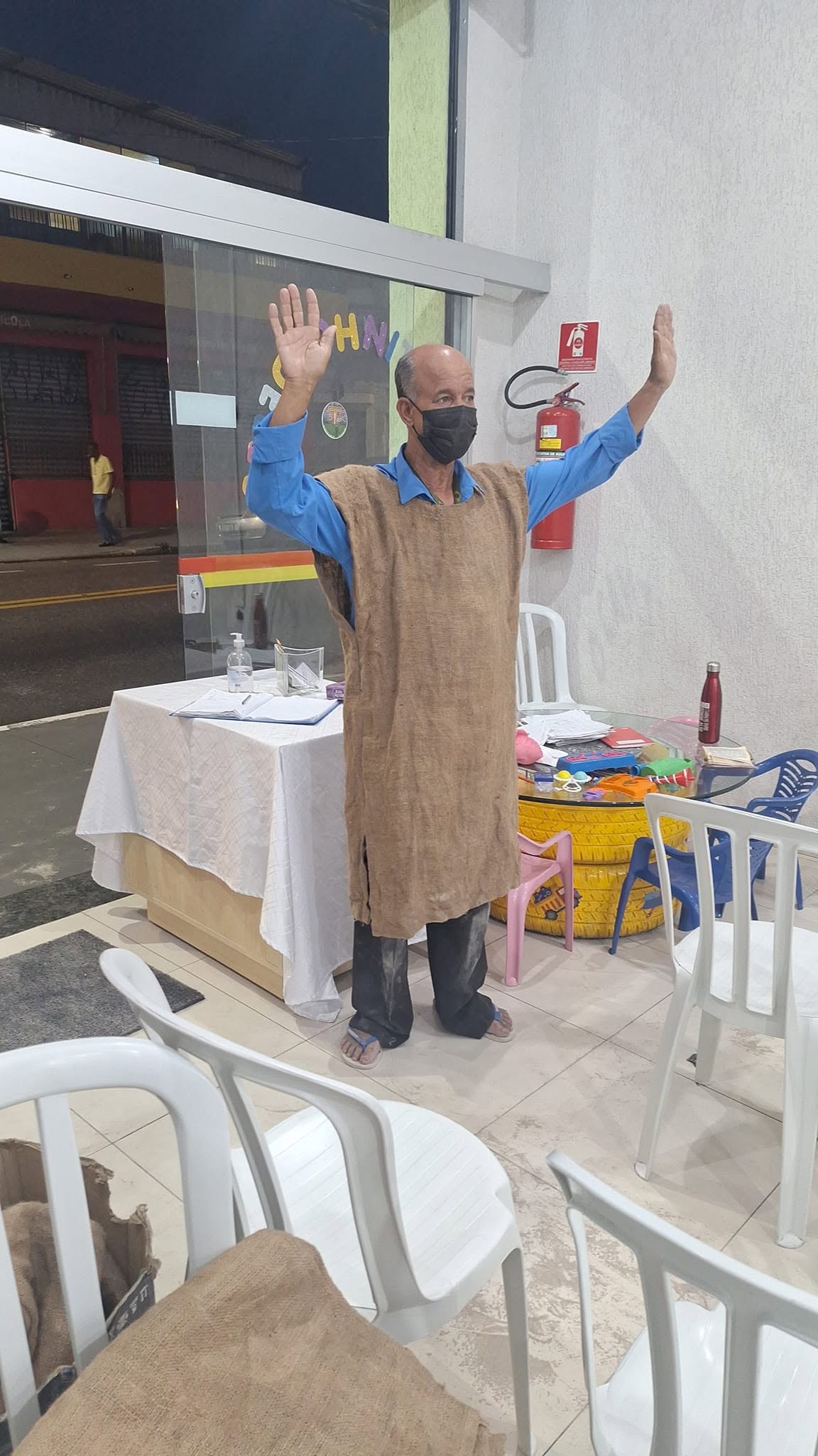 Pastor Sandoval em outro momento da igreja