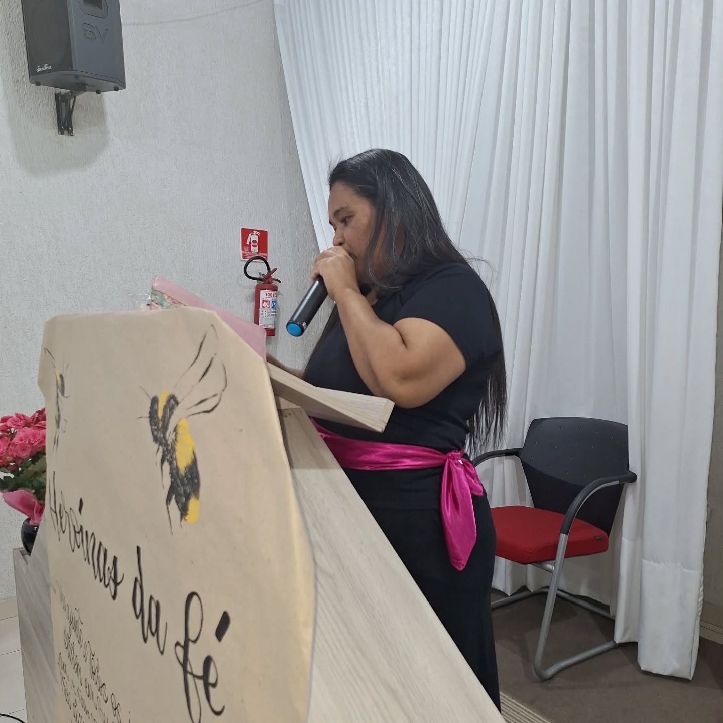 Pastora em momento da igreja